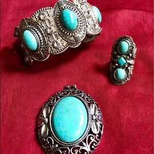 Costume jewelry set. Bracelet, ring &pendent.